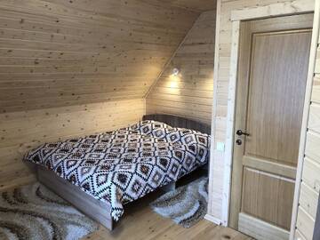Фото номера Номер с кроватью размера «king-size» и видом на горы Дома для отпуска Усадьба Дрымба г. Сходница 11